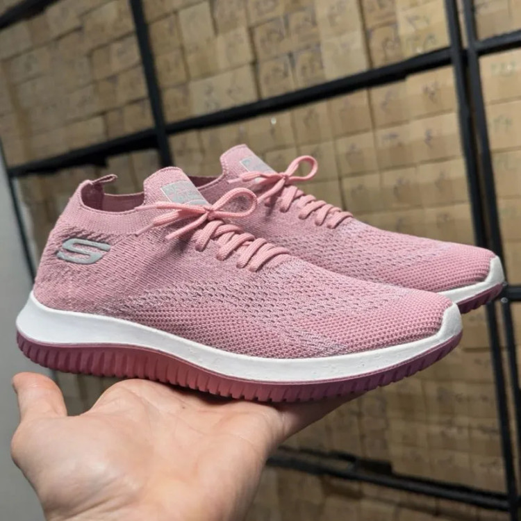 کفش اسکیچرز جورابی زنانه مدل ROYAL رنگ صورتی با رویه بافت تنفسی و زیره پیو سبک و راحت