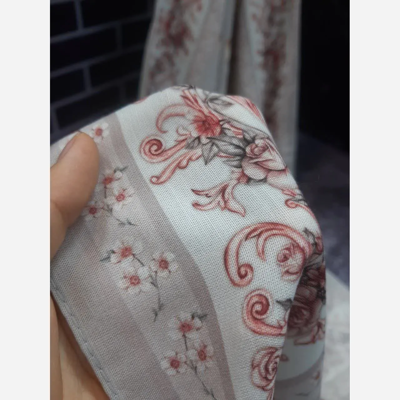 روسری زنانه نخ کاستوم طرح حنا طوسی سیلور ابعاد 140x140 دور چرخ دوز