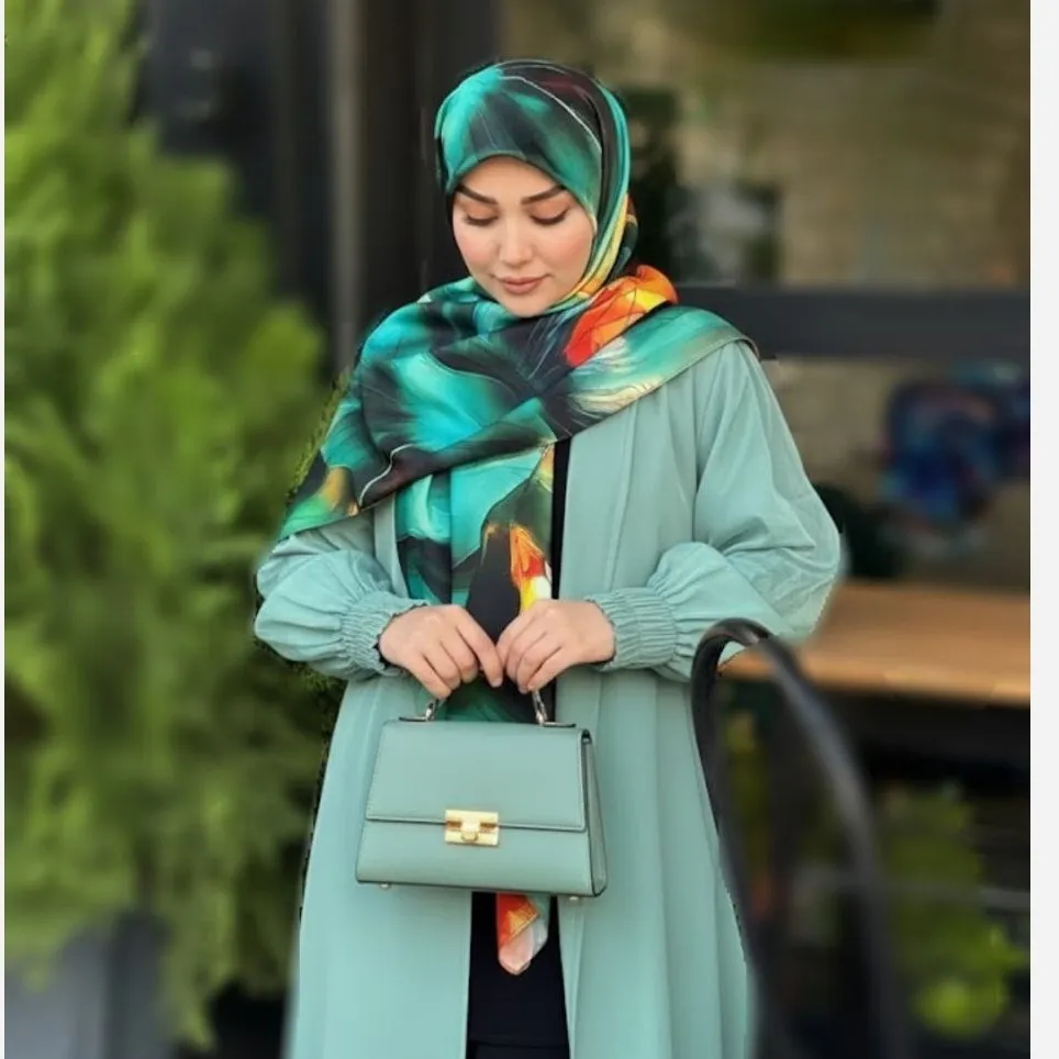 روسری نخی طرح ملورین ابعاد 140 در 140