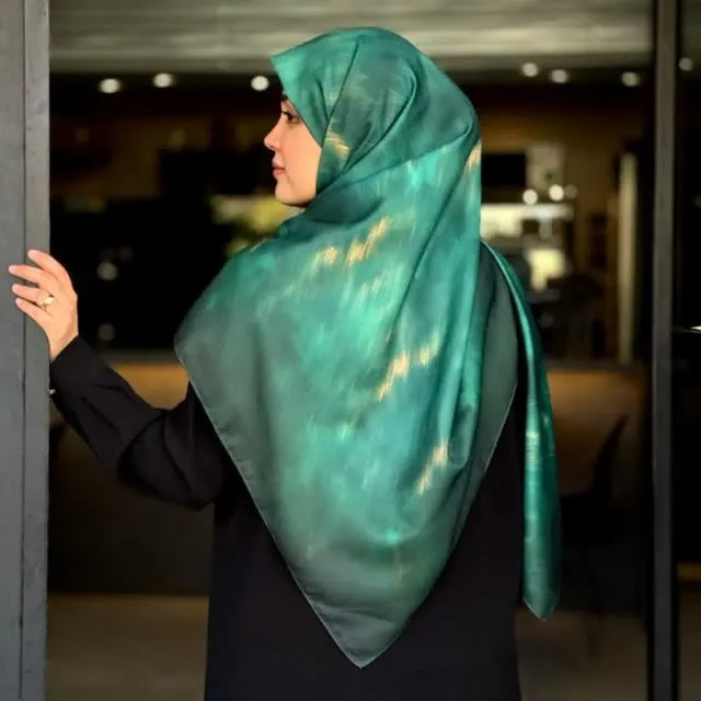 روسری نخ کاستوم طرح یاقوت طرح آذر حاشیه یکنواخت زمینه طرح ریز صورتی