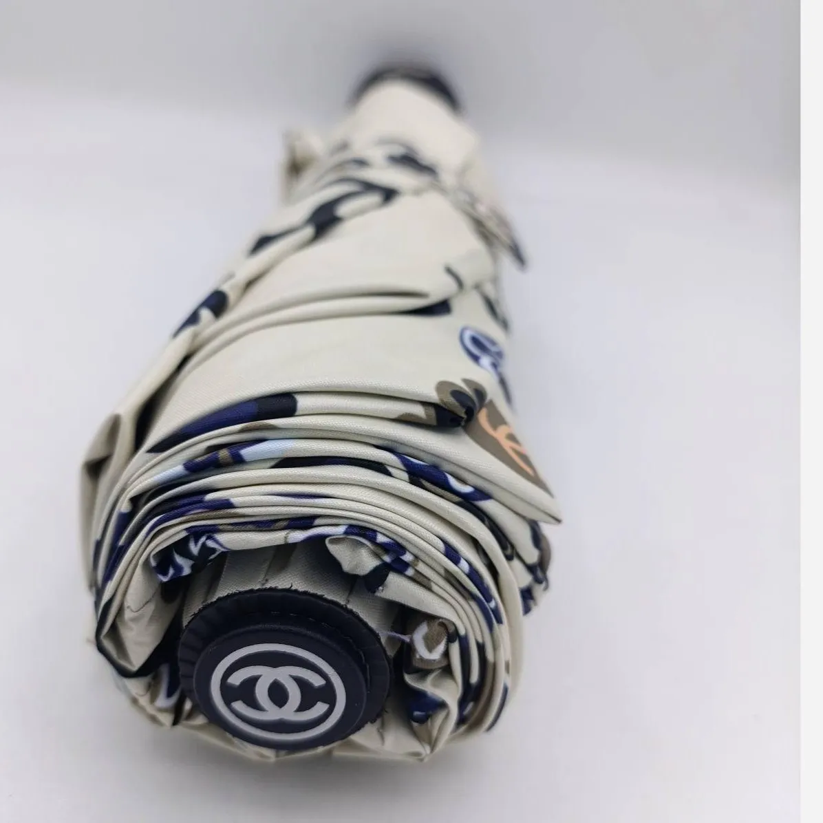 چتر اتوماتیک برند چنل CHANEL ضد باد با پارچه نانو و جعبه کادویی رنگ کرم نخودی
