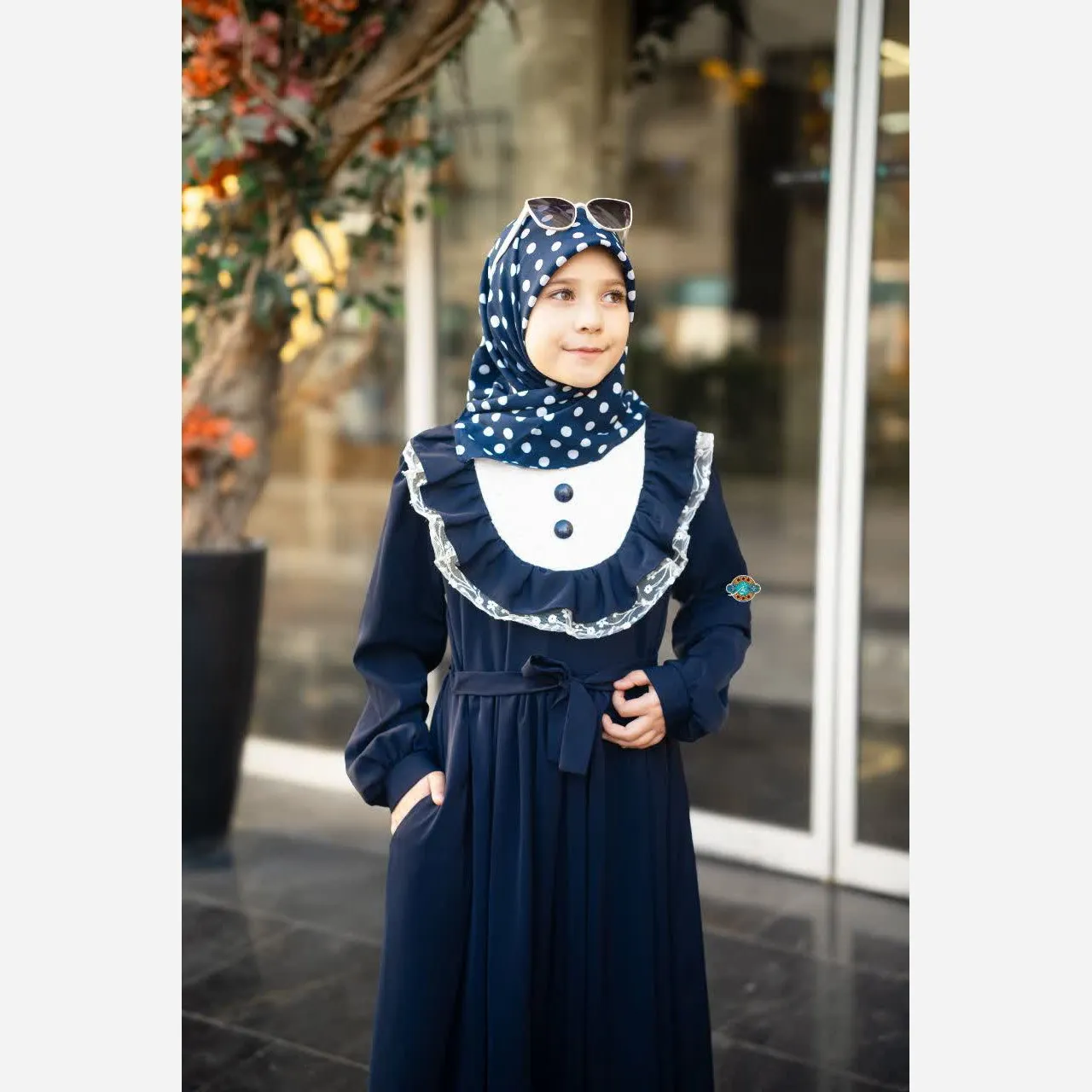 عبا دخترانه مدل یگانه جنس کرپ الیزه با تزئین دانتل و جیب کاربردی