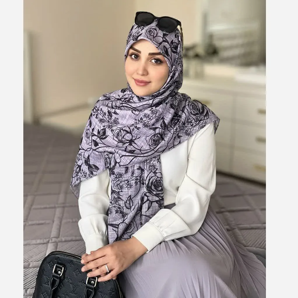 روسری نخ کاستوم طرح گل رخ زمینه طوسی تیره و روشن با گل مشکی