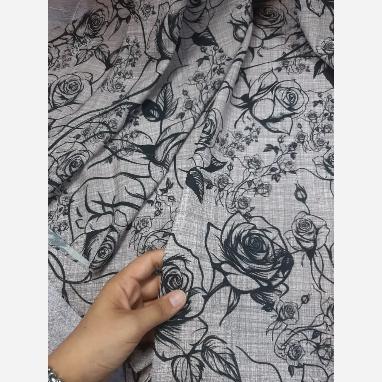 روسری نخ کاستوم طرح گل رخ زمینه طوسی تیره و روشن با گل مشکی