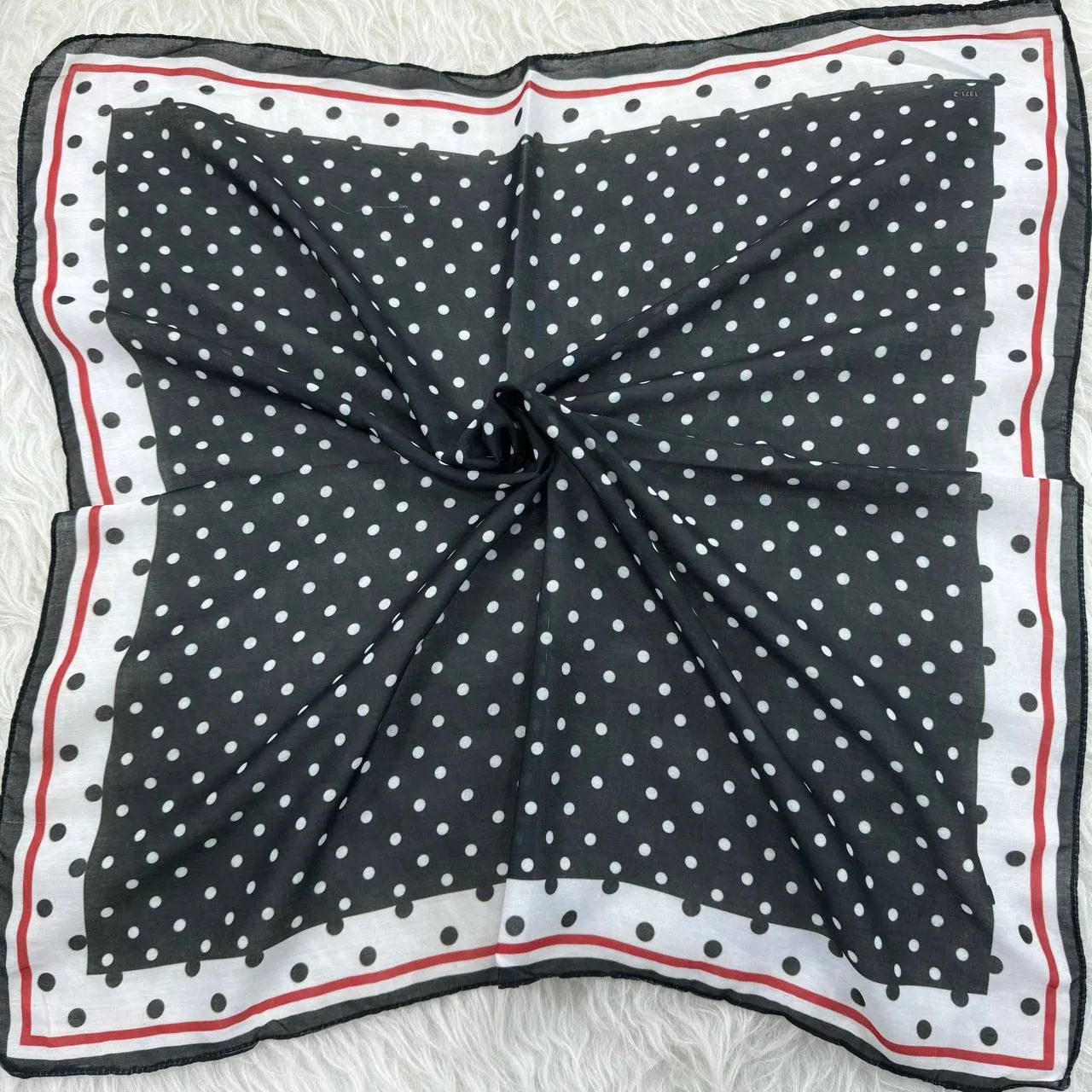 مینی اسکارف نخی خال خالی سایز 74x74 پرز نده سر نخوره دم دستی روزمره