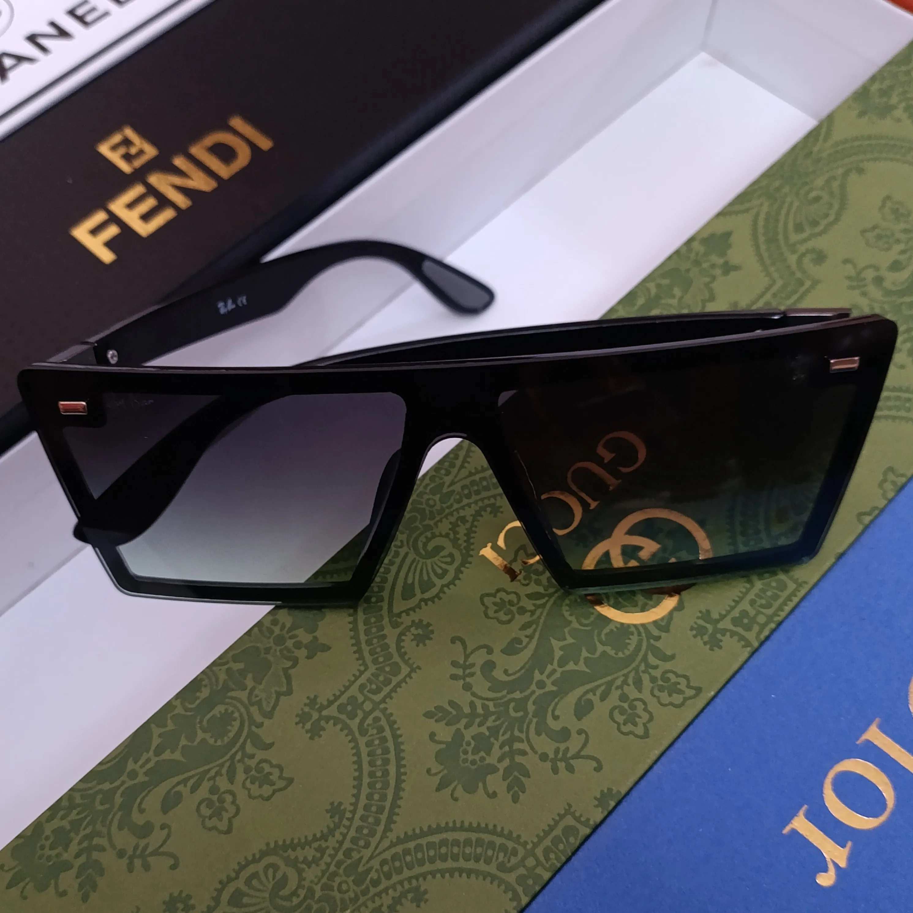 عینک آفتابی ریبن مدل 9020 اسپرت با فریم کائوچویی مشکی و لنز جیوه ای UV400