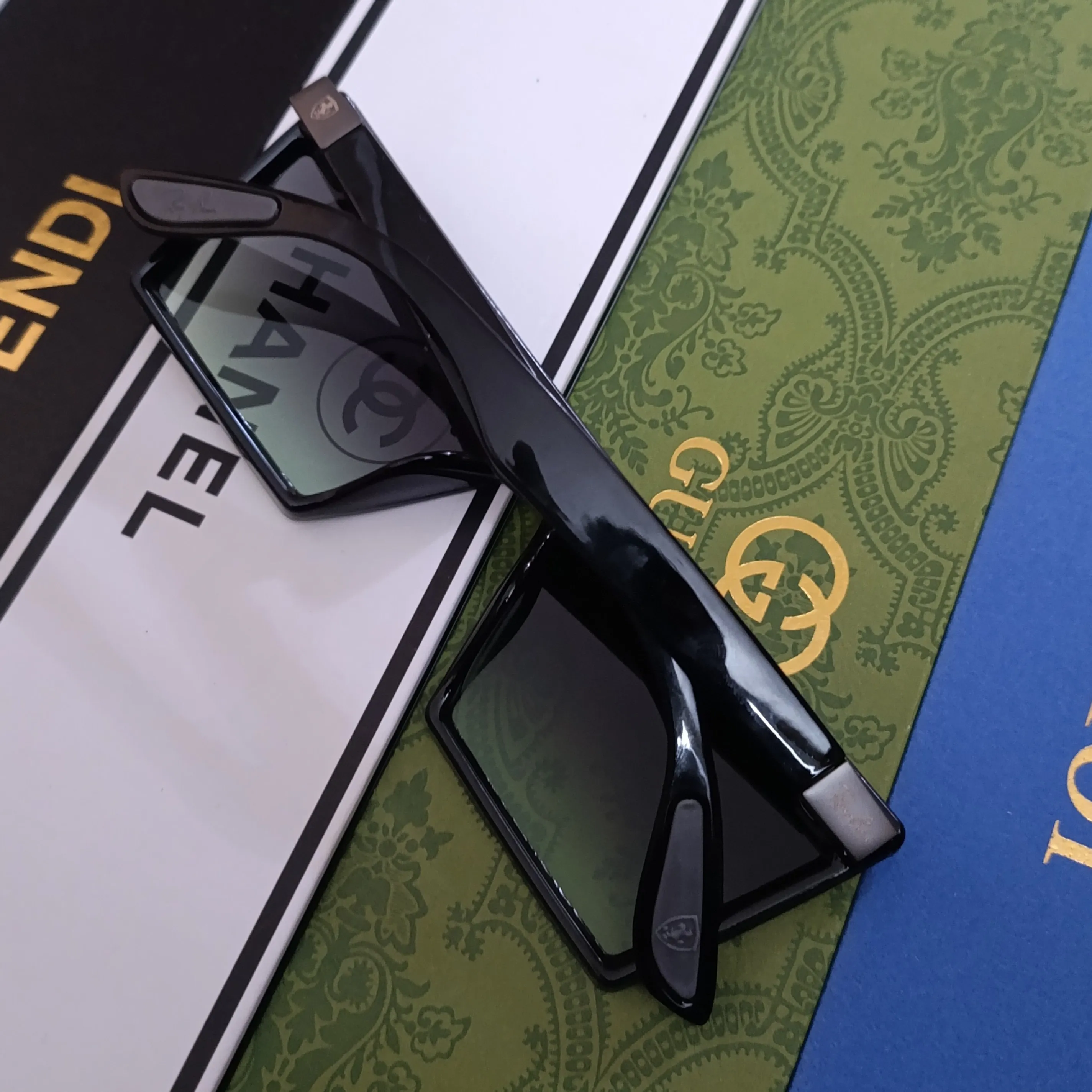 عینک آفتابی ریبن مدل 9020 اسپرت با فریم کائوچویی مشکی و لنز جیوه ای UV400