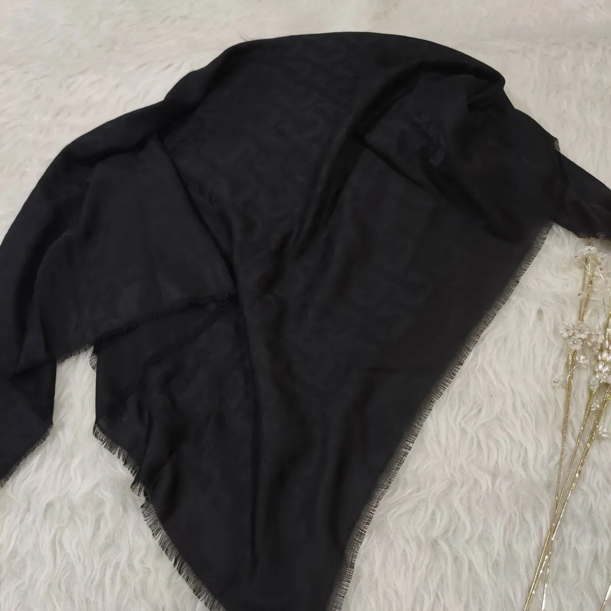 روسری ژاکارد زنانه سایز 110x110 سانتیمتر کد 846 مناسب استفاده روزمره و بیرونی بدون پرز و دون دون نشدن