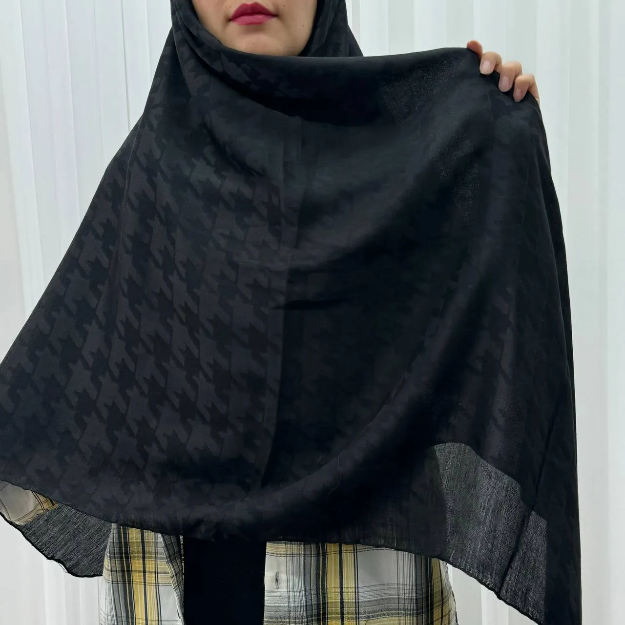 روسری ژاکارد مدل پیچازی دور دست دوز سایز 138x138 سانتیمتر