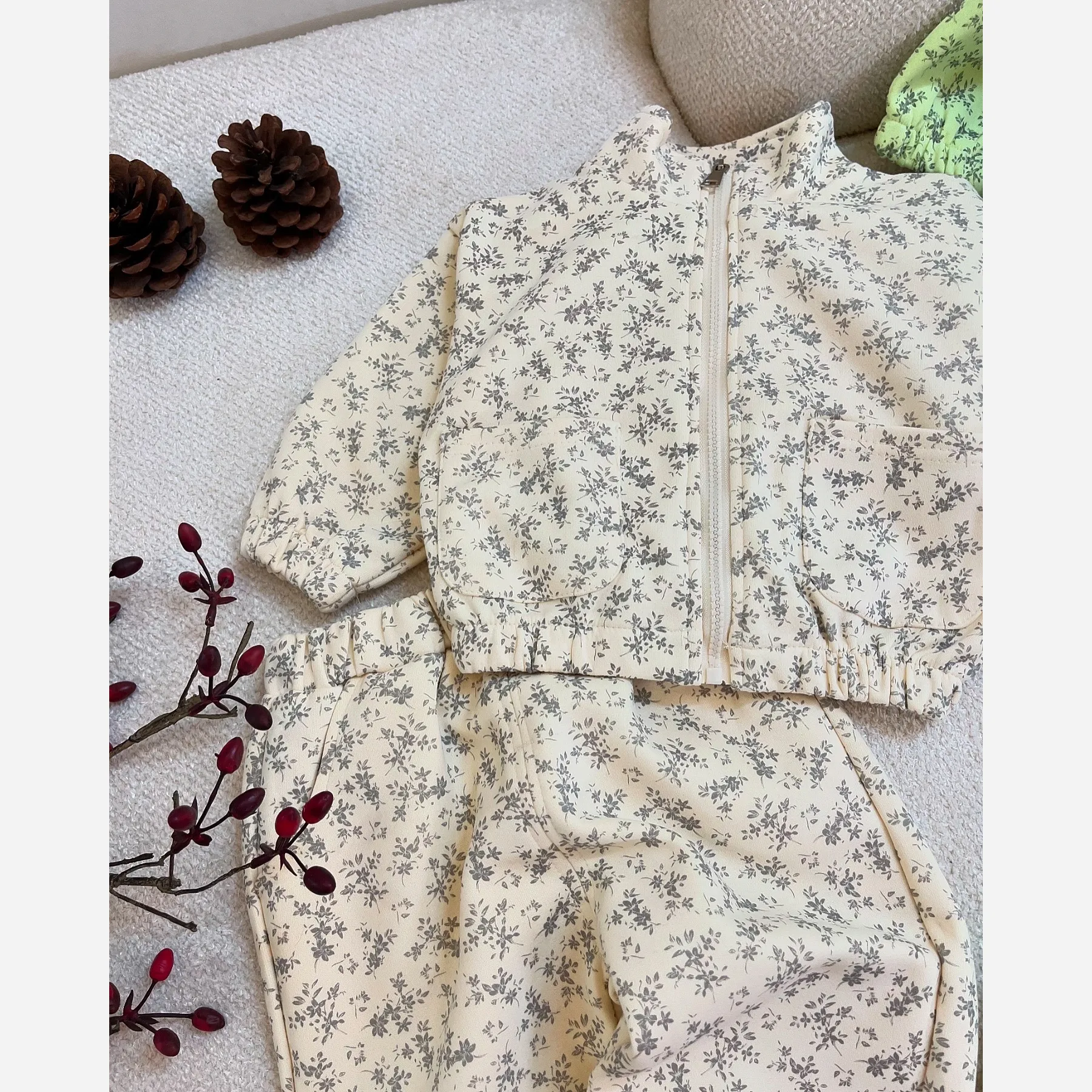 ست سویشرت و شلوار دخترانه دورس وارداتی مناسب 1.5 تا 6 سال
