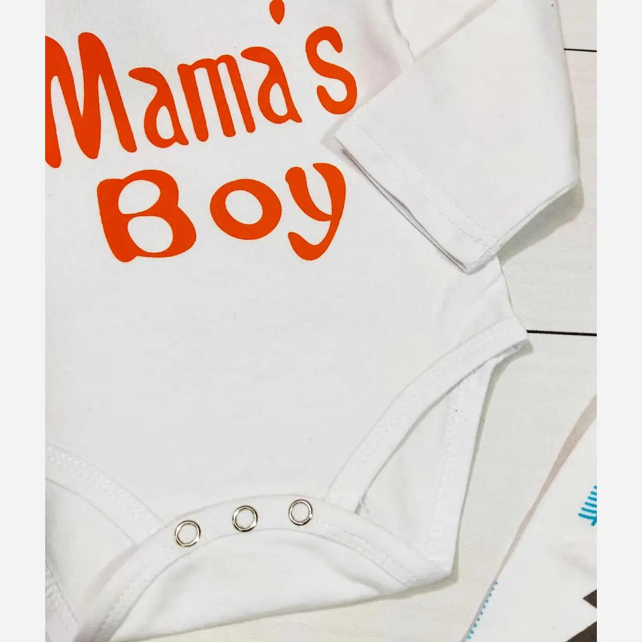 ست لباس سه تکه نوزادی پسرانه طرح Mama's boy جنس نخ پنبه ضد حساسیت سایز 6 ماه تا 2 سال