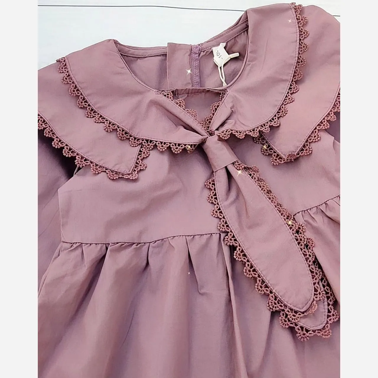 پیراهن یقه کراواتی دخترانه کتان نخ با گیپور مناسب 3 تا 9 سال