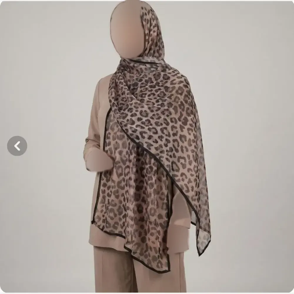 شال توری طرح پلنگی وارداتی دور گاندوزی قواره 190 در 75 سانت تابستانی سبک