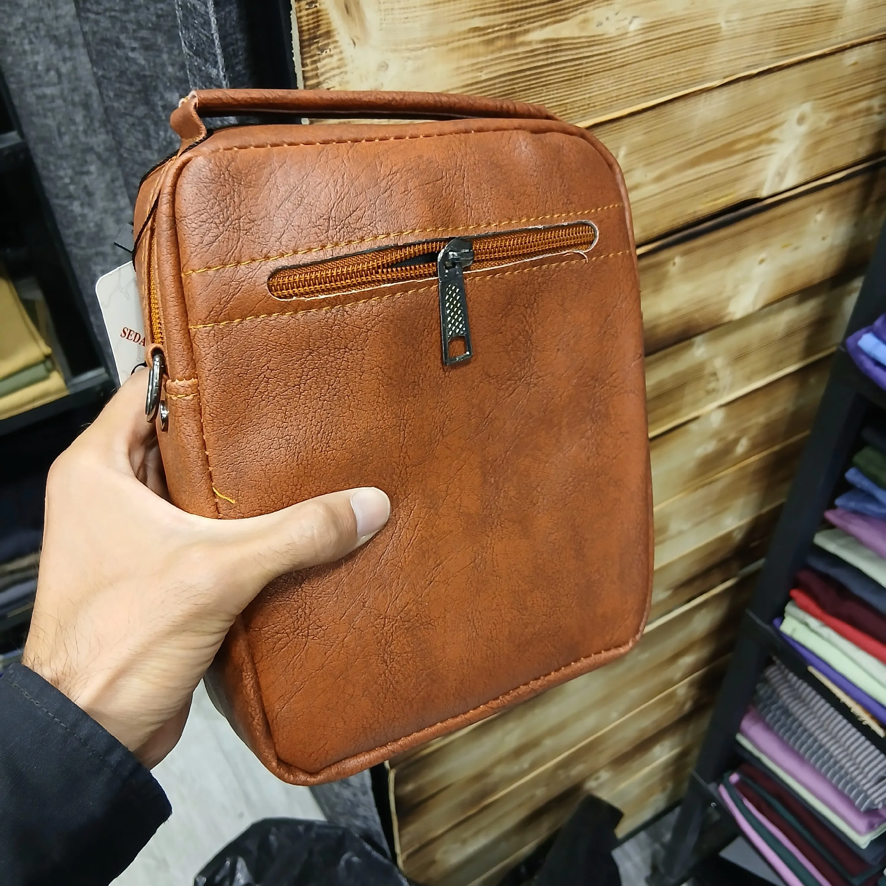 کیف دوشی اسپرت مردانه طرح زارا جنس چرم مصنوعی ابعاد 17*21*6 سانتیمتر