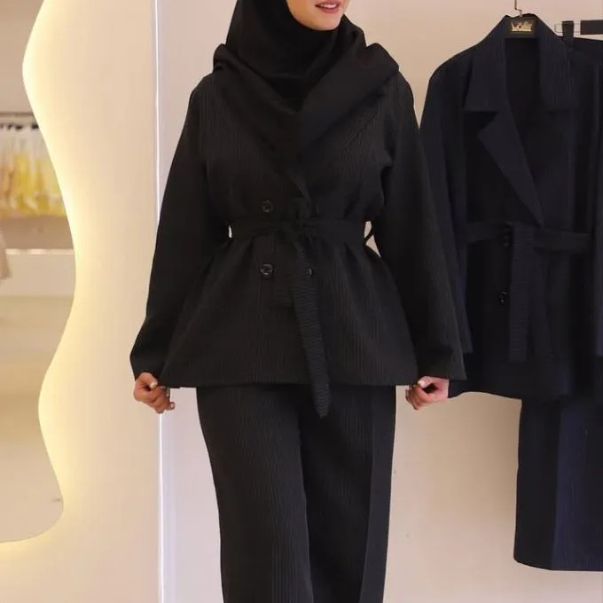 کت شلوار زنانه دیپلمات پرشیا مدل خوشه رنگ مشکی طوسی سورمه ای
