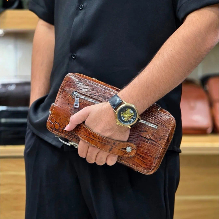 کیف پاسپورتی دستی و دوشی چرم طبیعی ظفر با قفل رمزدار و جای کارت