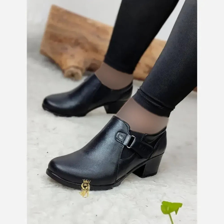 کفش طبی زنانه مدل وارش چرم صنعتی مشکی پاشنه پنج سانت