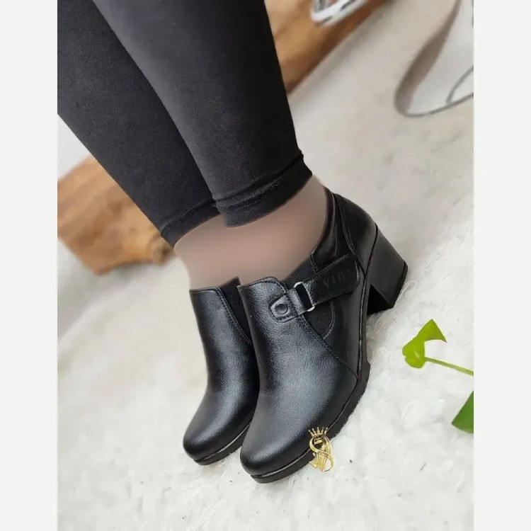 کفش طبی زنانه مدل وارش چرم صنعتی مشکی پاشنه پنج سانت