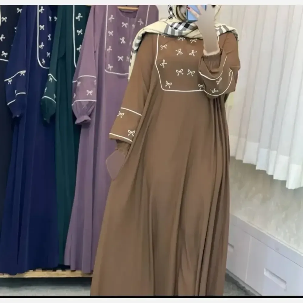 مانتو عبایی پاپیون جنس الیزه درجه یک فری سایز 38-50 گلدوزی نقره ای