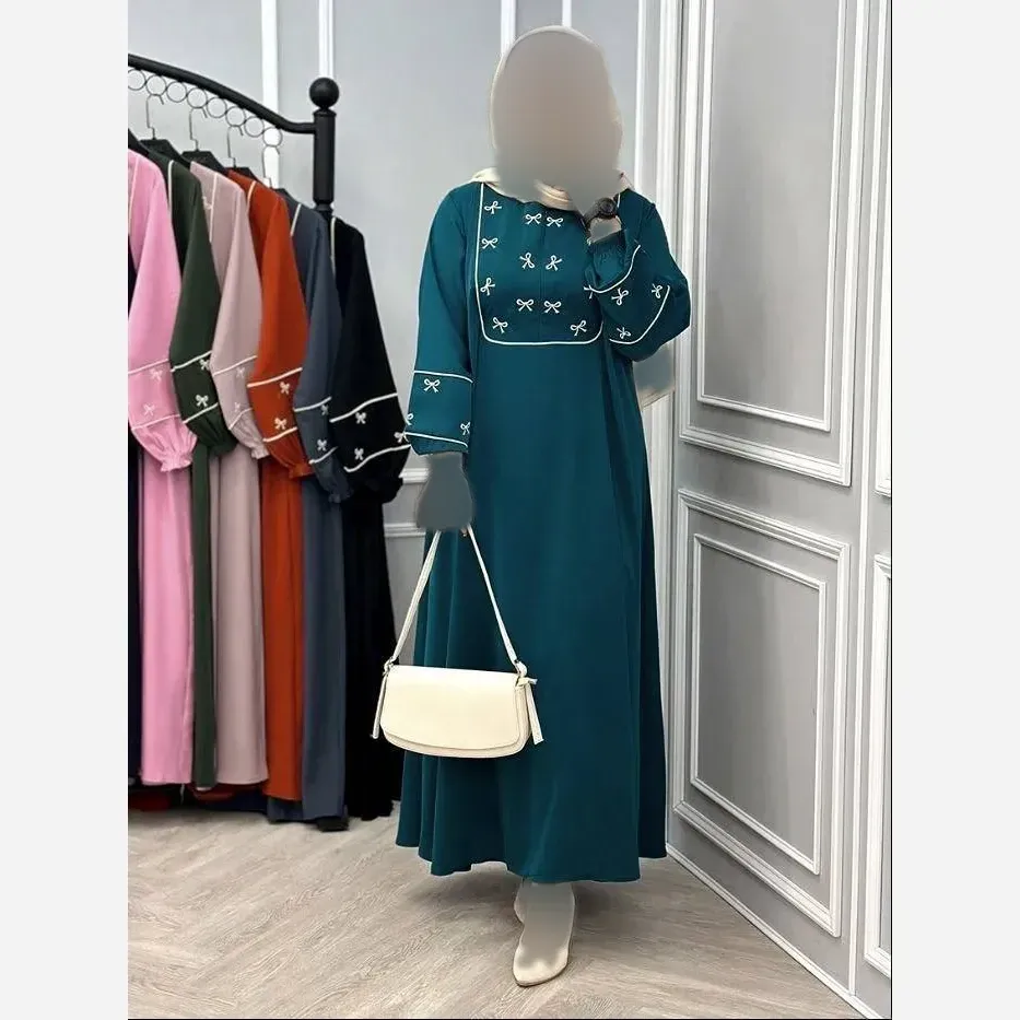 مانتو عبایی پاپیون جنس الیزه درجه یک فری سایز 38-50 گلدوزی نقره ای
