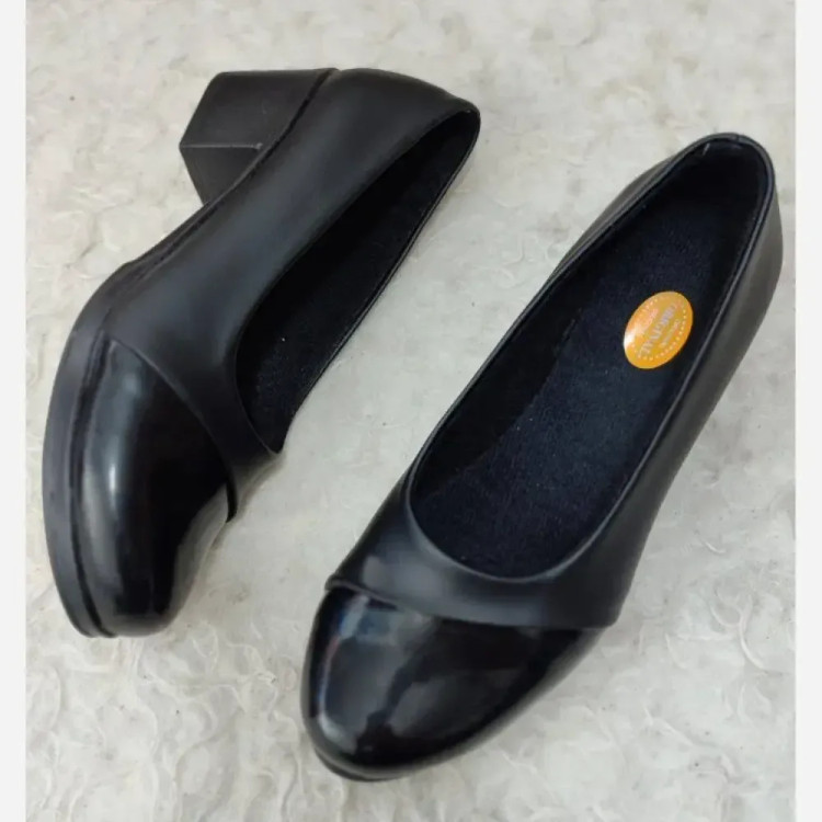 کفش زنانه طبی مدل پریا چرم حوله ای و ورنی زیره PU مشکی سایز 37 تا 39