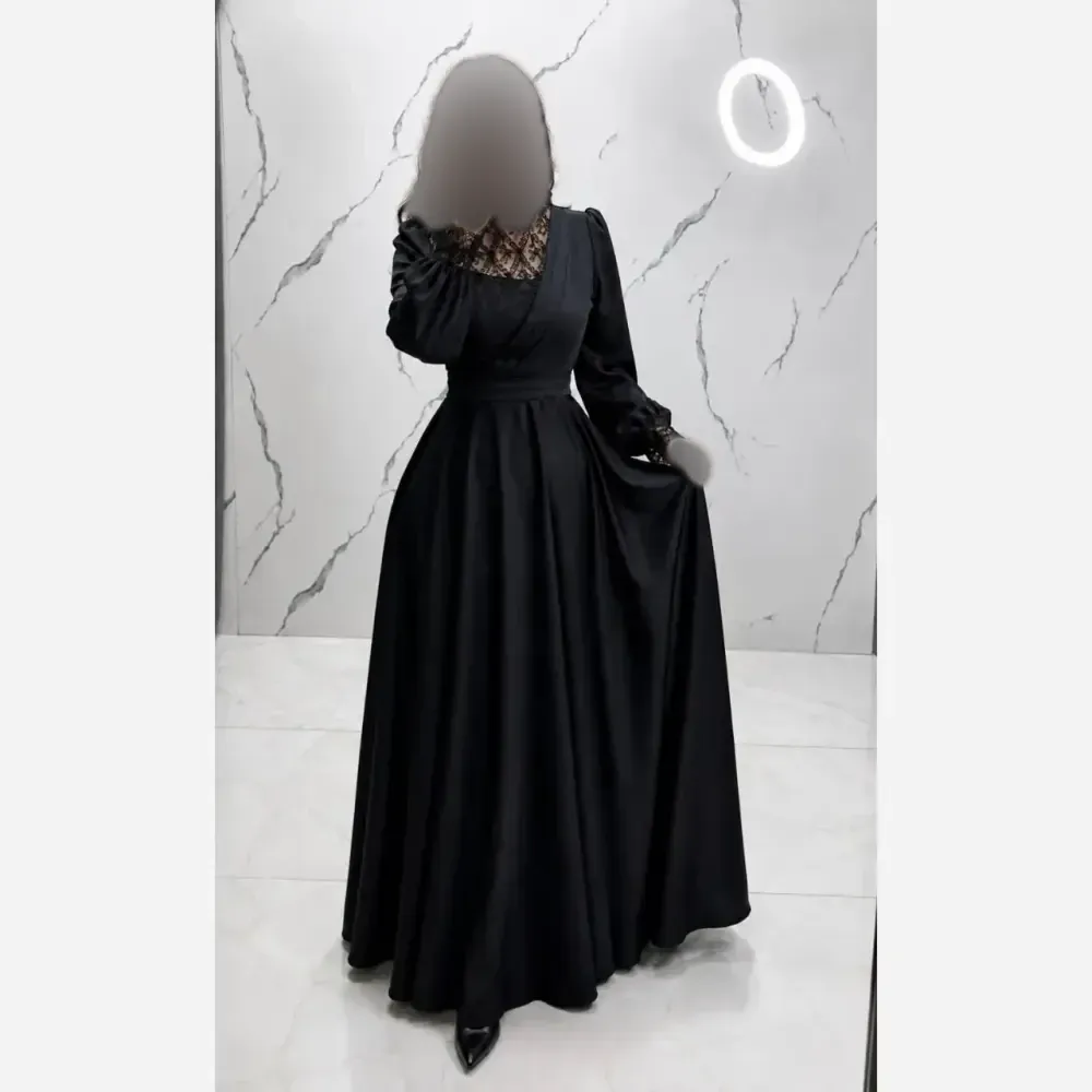 پیراهن زنانه الیزابت کرپ حریر و گیپور قد 160 کمربند دار دامن پرچین مشکی سایزبندی کامل