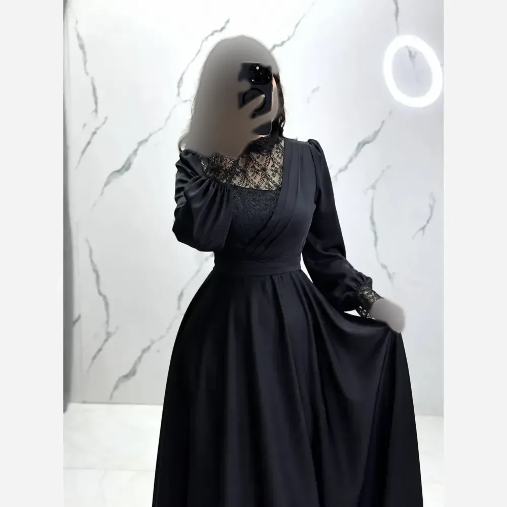 پیراهن زنانه الیزابت کرپ حریر و گیپور قد 160 کمربند دار دامن پرچین مشکی سایزبندی کامل