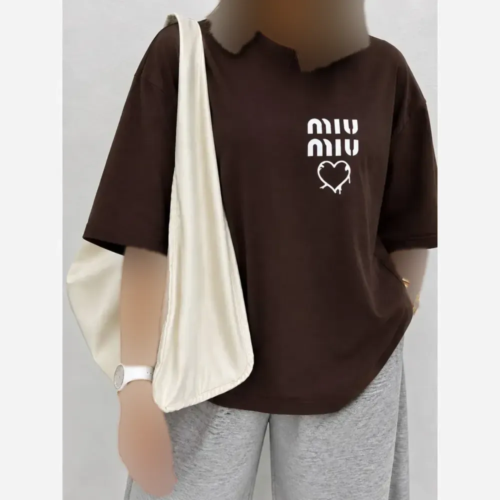 تیشرت باکسی طرح Miu Miu نخ پنبه اعلا فری سایز تا 44 رنگبندی متنوع