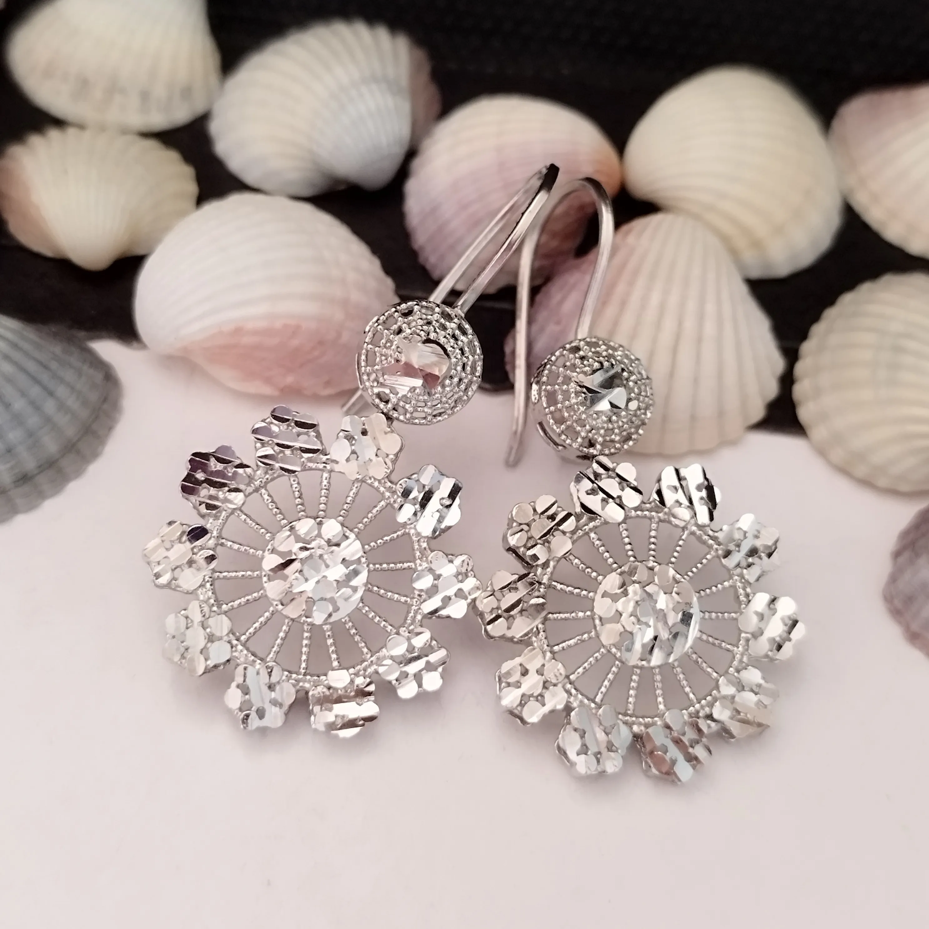 گوشواره نقره زنانه طرح گل تراش دار عیار 925 روکش طلا سفید BSJ silver